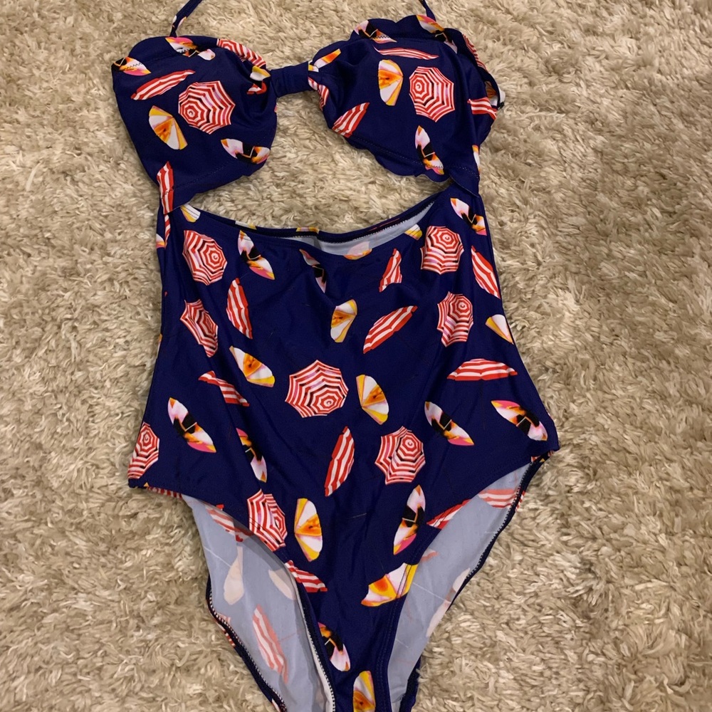 EUC adorable retro one piece cutout bathing suit!